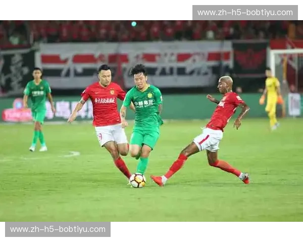 巅峰对决，硝烟再起！上港vs恒大经典重播，重燃绿茵激情！